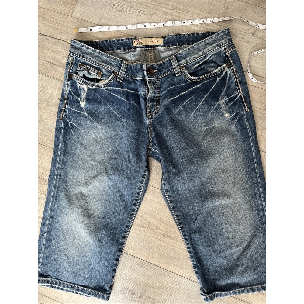 Buckle BKE Capri Jeans Women's Madison Size 31 Low Rise Blue Medium Wash